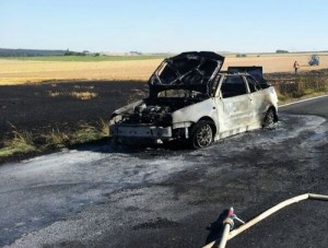 Auto und Acker auf der Landstraße zwischen Assenheim und Florstadt abgebrannt. (Fabel)